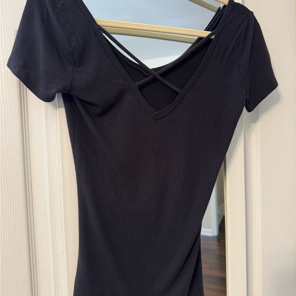 Hollister Black Short Sleeve V-Neck Tee - Picture 3 of 3
